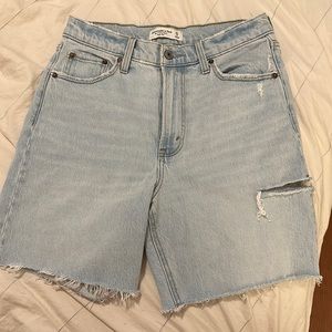 Abercrombie & Fitch 7” dad short high rise light wash